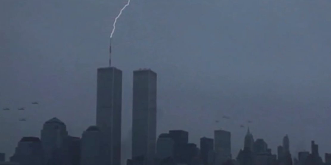 Godzilla (1998): background of the World Trade Center, both towers (with antenna)